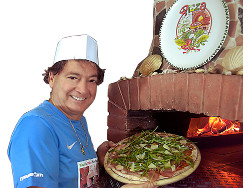 Mimmo beim Pizza backen
